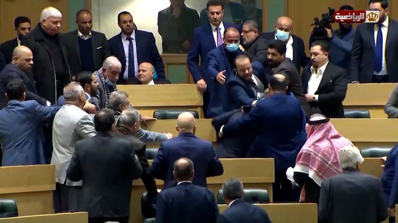 V jordánském parlamentu se porvali poslanci. Bitku zachytily kamery